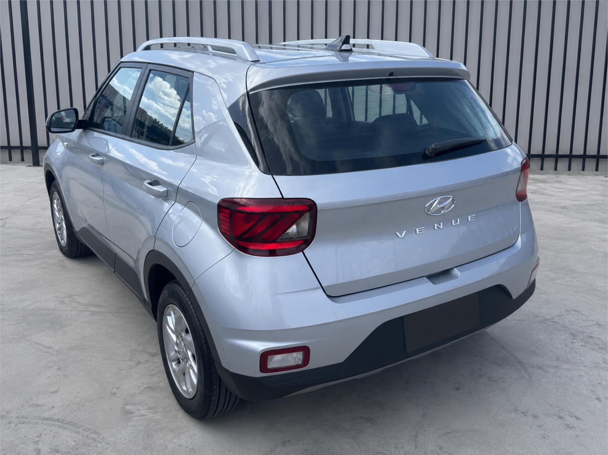 Hyundai Venue, stock 1255, view 2