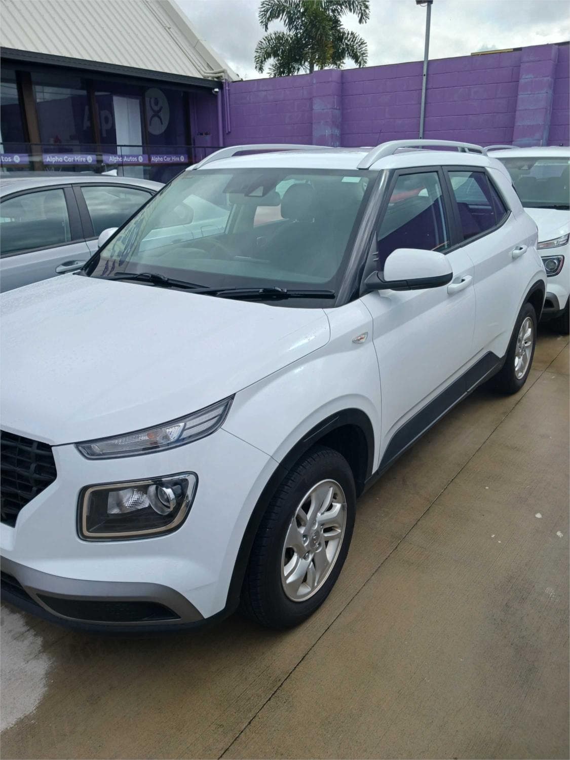 Hyundai Venue, stock 1325, view 3