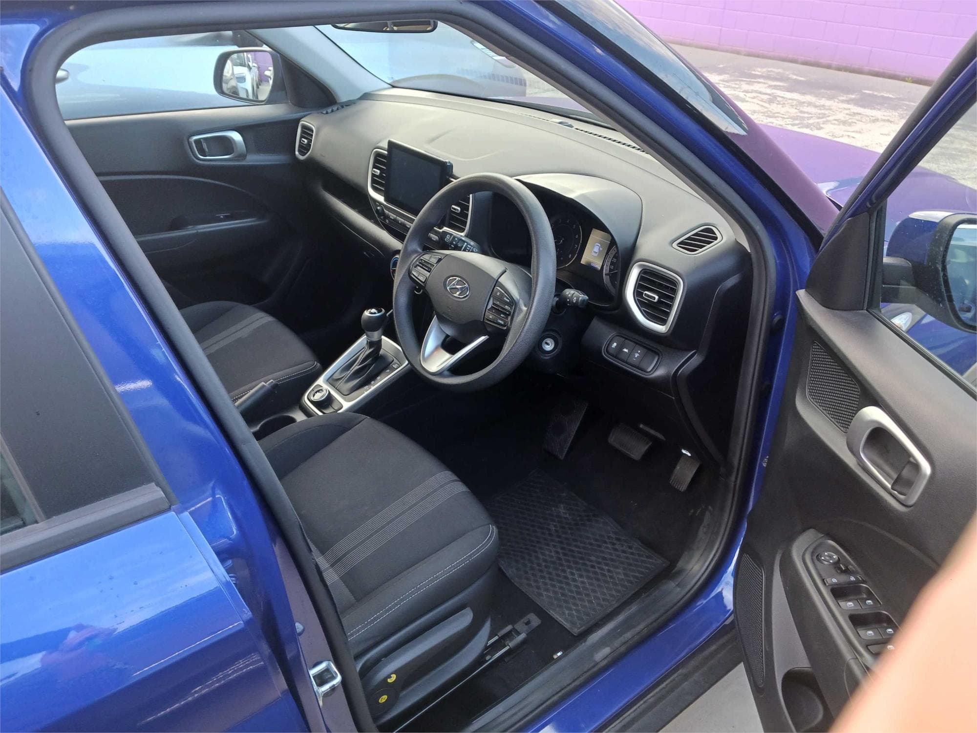 Hyundai Venue, stock 1327, view 3