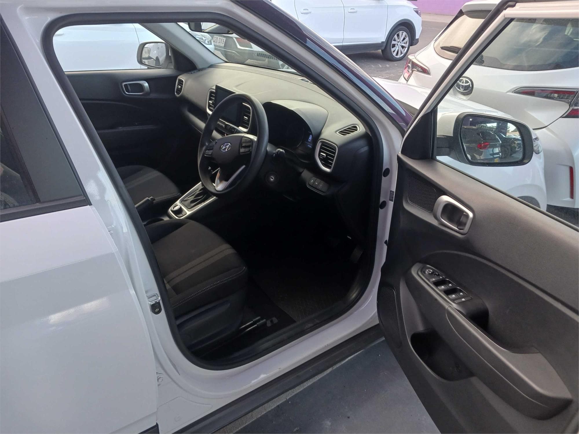 Hyundai Venue, stock 1332, view 3