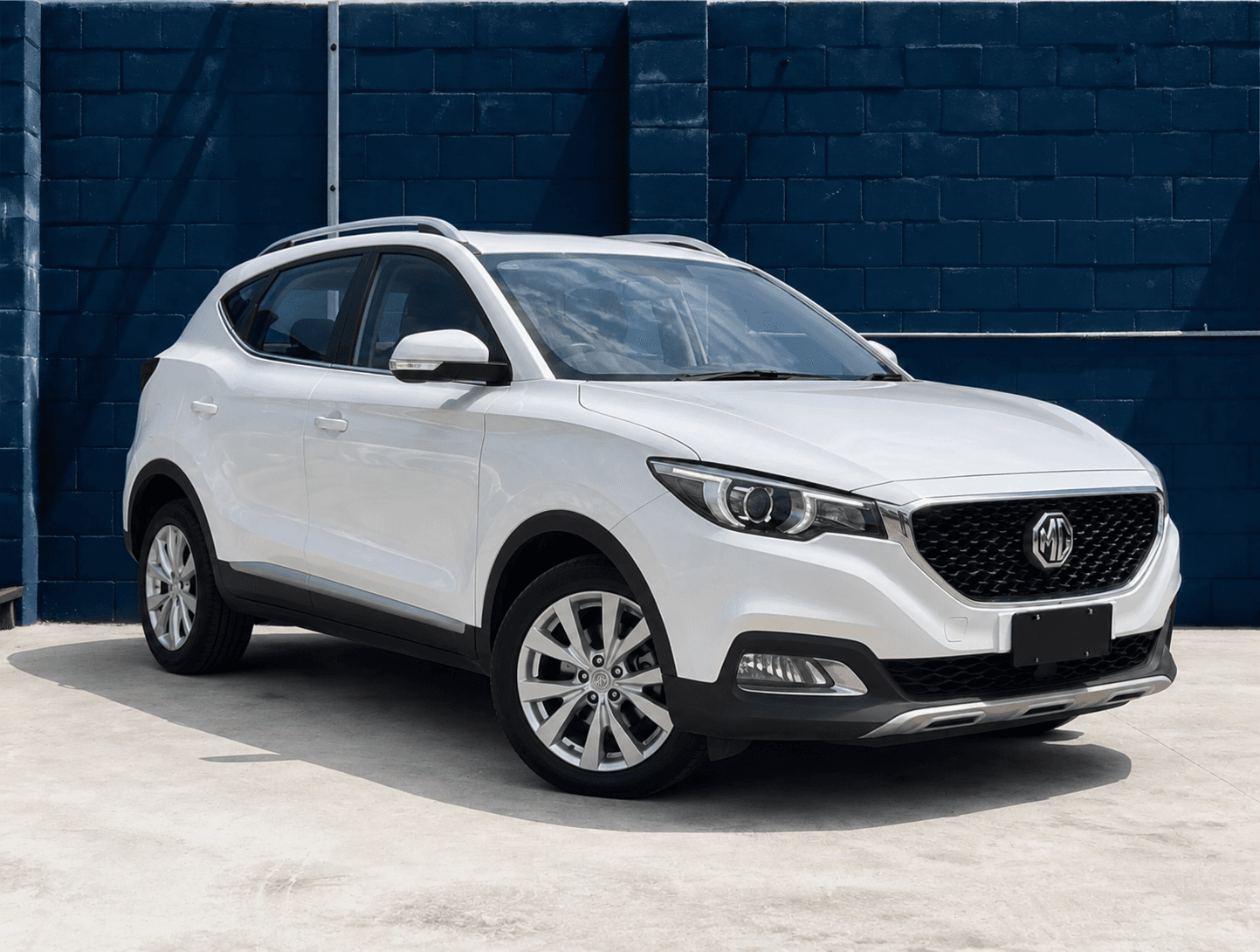 2021 MG ZS Excite in White, front three-quarter view