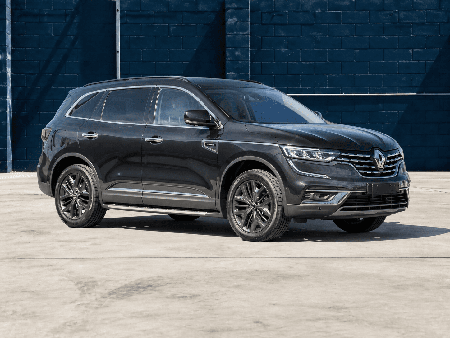 2022 Renault Koleos in Grey, front three-quarter view