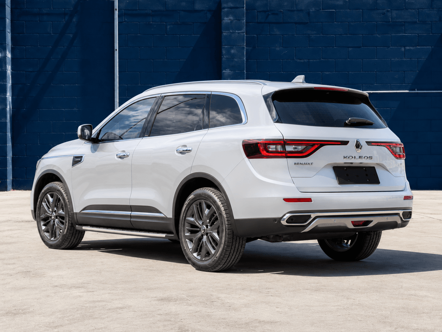 2022 Renault Koleos in White, rear three-quarter view
