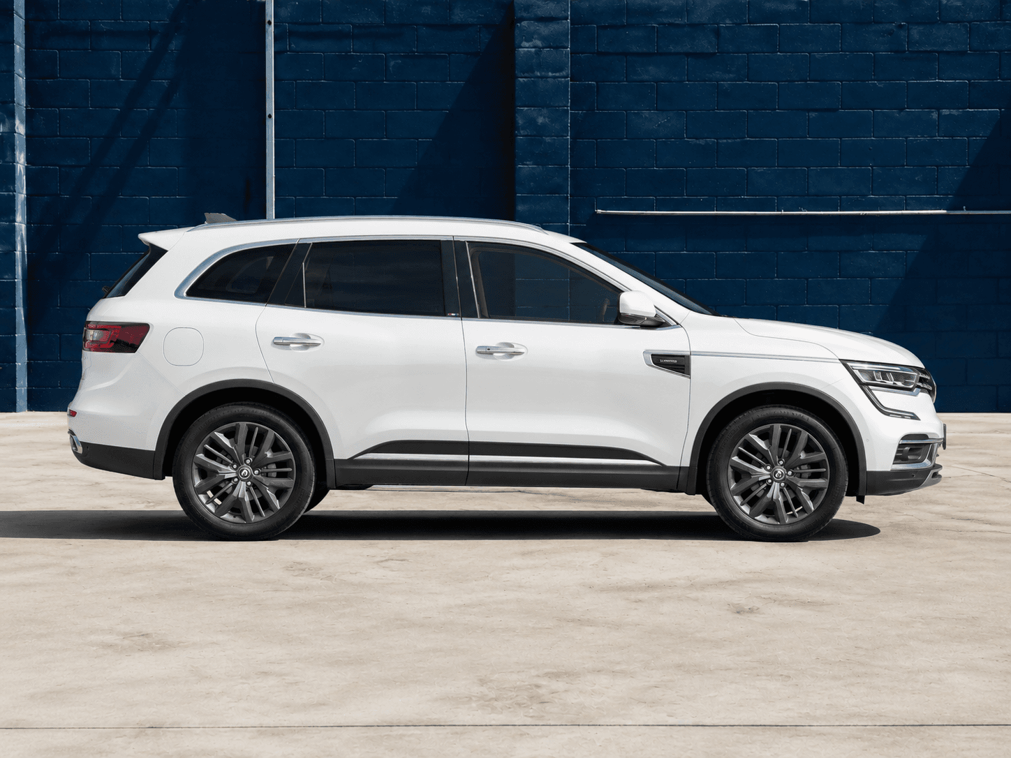 2022 Renault Koleos in White, side profile