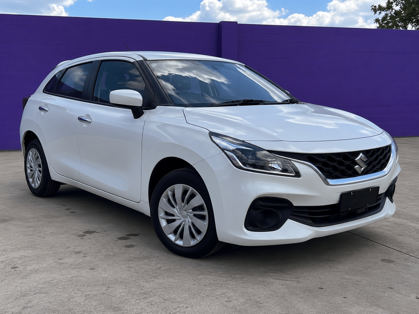 white suzuki baleno gl